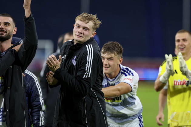 10.10.2026, GER, Fussball, Herren, 3. Liga, Saison 2026 2027, MSV Duisburg - TSG Hoffenheim II Ben Schlicke (Duisburg) schubst Peter Remmert (Duisburg) zu den Fans Duisburg schauinsland-reisen-Arena Nordrhein-Westfalen Deutschland Copyright: xAdrianxSchlüterx