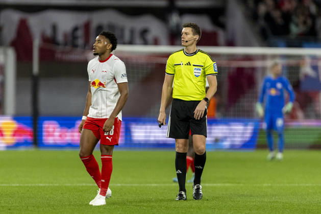 GER, Leipzig, Fussball, Bundesliga, 5. Spieltag, RB Leipzig vs. Eintracht Frankfurt im Bild v.l.: Christopher Nkunku (RB Leipzig 28), Daniel Siebert (Schiedsrichter) 10.10.2026, Red-Bull Arena Leipzig DFL DFB REGULATIONS PROHIBIT ANY USE OF PHOTOGRAPHS AS IMAGE SEQUENCES AND OR QUASI-VIDEO, Leipzig Red-Bull Arena Sachsen Germany Copyright: xPaulxFritzx