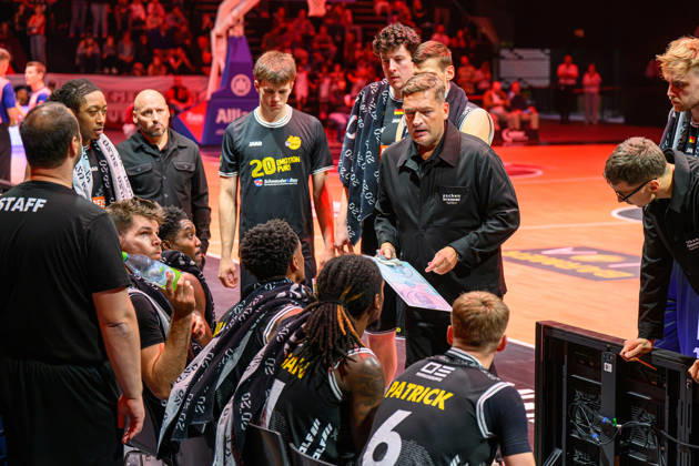 10.10.2026 - Basketball - Saison 2026 2027 - 2. Bundesliga Pro-A - 4. Spieltag: Nürnberg Falcons Basketball Club NBC - Kreisbau Kirchheim Knights - AlSch - xalxscx - Igor Perovic (Trainer Headcoach Kirchheim Knights ) mit seinem Team