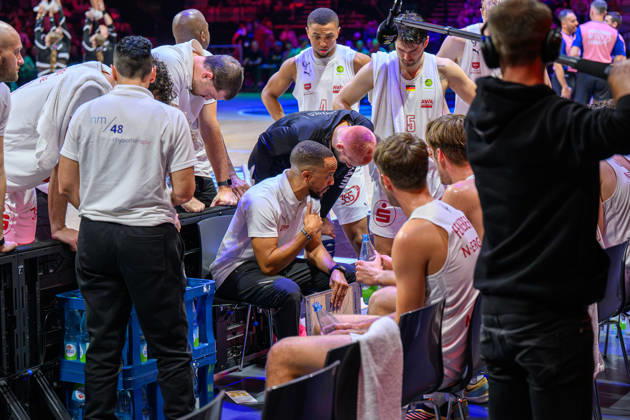 10.10.2026 - Basketball - Saison 2026 2027 - 2. Bundesliga Pro-A - 4. Spieltag: Nürnberg Falcons Basketball Club NBC - Kreisbau Kirchheim Knights - AlSch - xalxscx - Tim Timothy James Black ( Trainer Headcoach Nürnberg Falcons BC NBC ) mit seiner Mannschaft Team