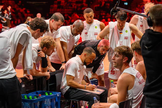 10.10.2026 - Basketball - Saison 2026 2027 - 2. Bundesliga Pro-A - 4. Spieltag: Nürnberg Falcons Basketball Club NBC - Kreisbau Kirchheim Knights - AlSch - xalxscx - Tim Timothy James Black ( Trainer Headcoach Nürnberg Falcons BC NBC ) mit seinem Team