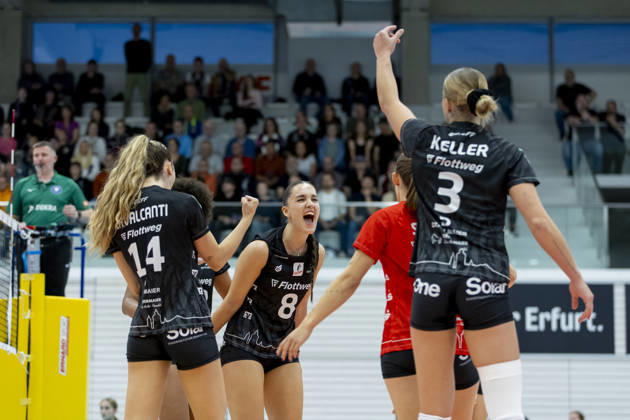 DEKRA 1. Bundesliga Frauen: Schwarz-Weiss Erfurt vs. Rote Raben Vilsbiburg; Erfurt; 10.10.2026 Jubel, Alice Clemente ( 8; Rote Raben Vilsbiburg) (Bildmitte) mit Mannschaft DEKRA 1. Bundesliga Frauen: Schwarz-Weiss Erfurt vs. Rote Raben Vilsbiburg; Riethsporthalle Erfurt; 10.10.2026 Copyright: xBEAUTIFULxSPORTS Duehringx