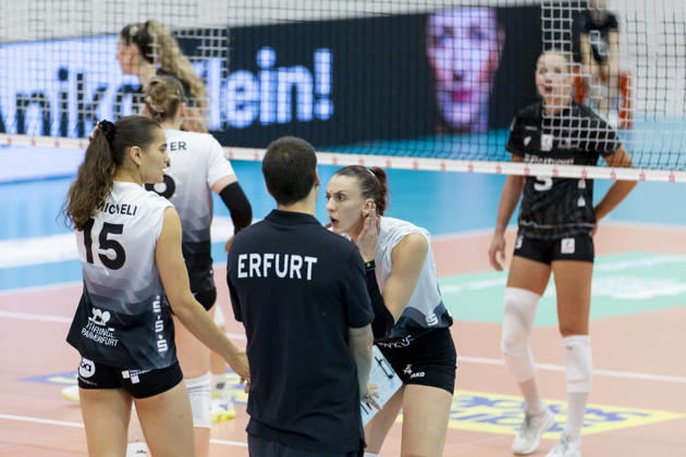 DEKRA 1. Bundesliga Frauen: Schwarz-Weiss Erfurt vs. Rote Raben Vilsbiburg; Erfurt; 10.10.2026 Isabel Petra KovaÄiÄ‡ ( 11; Schwarz-Weiss Erfurt) und Pablo Sanchez (Trainer; Schwarz-Weiss Erfurt) DEKRA 1. Bundesliga Frauen: Schwarz-Weiss Erfurt vs. Rote Raben Vilsbiburg; Riethsporthalle Erfurt; 10.10.2026 Copyright: xBEAUTIFULxSPORTS Duehringx