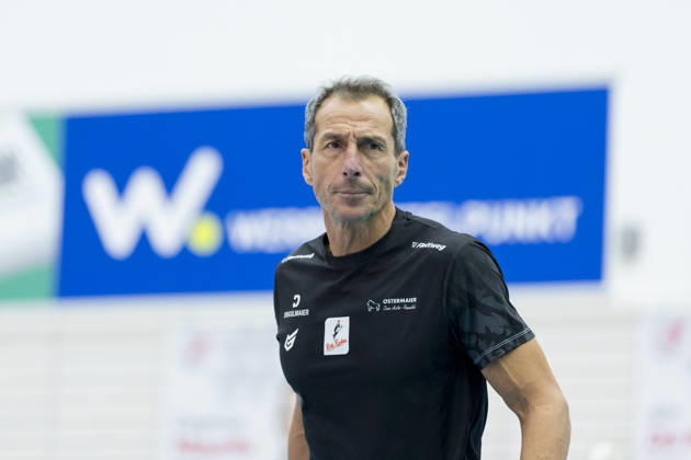 DEKRA 1. Bundesliga Frauen: Schwarz-Weiss Erfurt vs. Rote Raben Vilsbiburg; Erfurt; 10.10.2026 Guillermo Gallardo (Trainer; Rote Raben Vilsbiburg) DEKRA 1. Bundesliga Frauen: Schwarz-Weiss Erfurt vs. Rote Raben Vilsbiburg; Riethsporthalle Erfurt; 10.10.2026 Copyright: xBEAUTIFULxSPORTS Duehringx