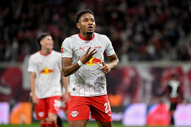 Fußball I Herren I Saison 2026-2027 I Bundesliga I 5. Spieltag I RB Leipzig - Eintracht Frankfurt I 10.10.2026 Hattrick Christopher Nkunku (28, RB Leipzig) zeigt mit den Fingern 3 Tore in einem Spiel an Freisteller, Nahaufnahme, Porträt, Portrait, Einzelfoto, Einzelbild, Körper Leipzig Red Bull Arena Sachsen Deutschland Copyright: xLobeca InesxHähnelx