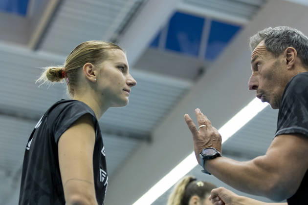 DEKRA 1. Bundesliga Frauen: Schwarz-Weiss Erfurt vs. Rote Raben Vilsbiburg; Erfurt; 10.10.2026 Pia Fernau ( 2; Rote Raben Vilsbiburg) und Guillermo Gallardo (Trainer; Rote Raben Vilsbiburg) DEKRA 1. Bundesliga Frauen: Schwarz-Weiss Erfurt vs. Rote Raben Vilsbiburg; Riethsporthalle Erfurt; 10.10.2026 Copyright: xBEAUTIFULxSPORTS Duehringx