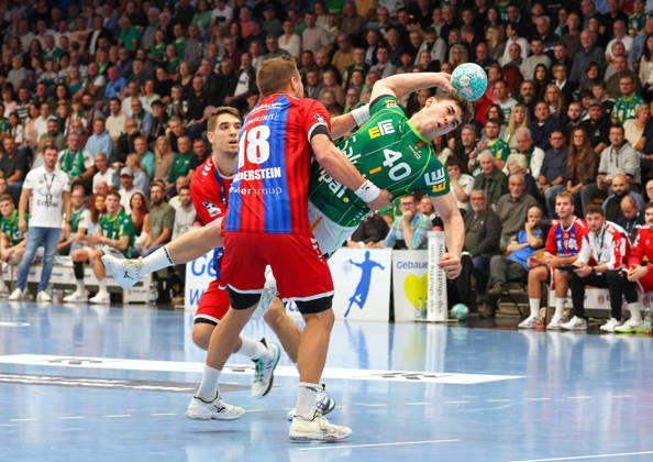 10.10.2026, Deutschland, Göppingen, Handball Opel HBL Bundesliga, FRISCH AUF! Göppingen vs. SG BBM Bietigheim, v.l. , Nikola Vlahovic (BBM), Fabian Wiederstein (BBM), Elias Newel (FAG)