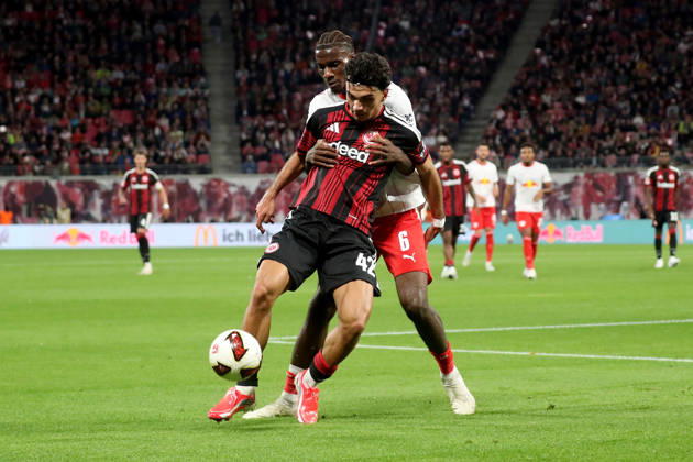 10.10.2026, xgox, Fussball 1.Bundesliga, RB Leipzig - Eintracht Frankfurt v.l. Can Uzun (Eintracht Frankfurt) Ezechiel Banzuzi (RB Leipzig) Zweikampf, Aktion, action, battle for the ball (DFL DFB REGULATIONS PROHIBIT ANY USE OF PHOTOGRAPHS as IMAGE SEQUENCES and or QUASI-VIDEO) Leipzig