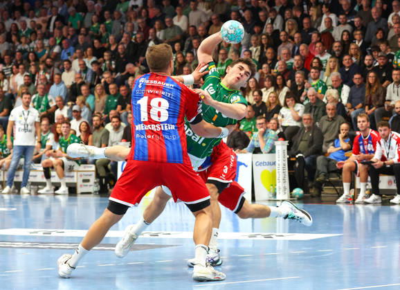 10.10.2026, Deutschland, Göppingen, Handball Opel HBL Bundesliga, FRISCH AUF! Göppingen vs. SG BBM Bietigheim, v.l. Fabian Wiederstein (BBM), Elias Newel (FAG)