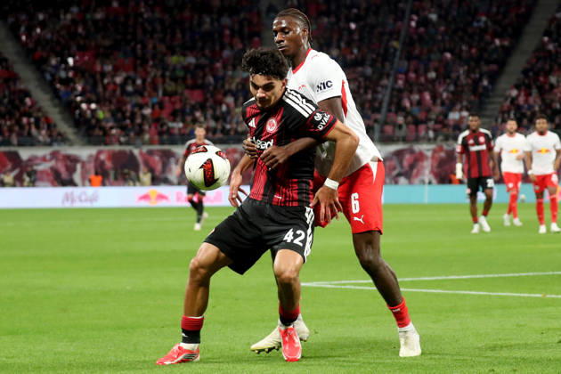 10.10.2026, xgox, Fussball 1.Bundesliga, RB Leipzig - Eintracht Frankfurt v.l. Can Uzun (Eintracht Frankfurt) Ezechiel Banzuzi (RB Leipzig) Zweikampf, Aktion, action, battle for the ball (DFL DFB REGULATIONS PROHIBIT ANY USE OF PHOTOGRAPHS as IMAGE SEQUENCES and or QUASI-VIDEO) Leipzig