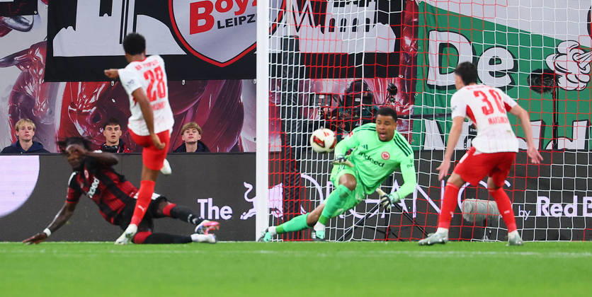 RB Leipzig - Frankfurt Bundesliga Leipzig, 10.10.2026, Red Bull Arena, Fussball, Bundesliga, Spieltag 5 , RB Leipzig vs. SG Eintracht Frankfurt , Tor für Leipzig zum 4:0. Im Bild: Torschütze Christopher Nkunku (28, RB Leipzig) trifft gegen Torwart Noah Atubolu ( 1, Frankfurt) ,