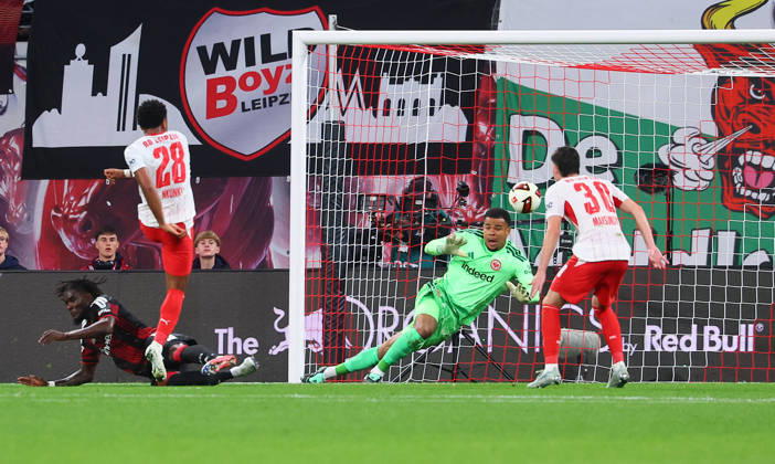RB Leipzig - Frankfurt Bundesliga Leipzig, 10.10.2026, Red Bull Arena, Fussball, Bundesliga, Spieltag 5 , RB Leipzig vs. SG Eintracht Frankfurt , Tor für Leipzig zum 4:0. Im Bild: Torschütze Christopher Nkunku (28, RB Leipzig) trifft gegen Torwart Noah Atubolu ( 1, Frankfurt) ,