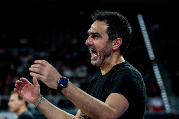Bamberg, Deutschland 10. Oktober 2026: easyCredit BBL - 2026 2027 - 5. Spieltag - BMA365 Bamberg Baskets gegen Syntainics MBC Im Bild: Trainer Jesus Ramirez (Bamberg) gestikuliert am Spielfeld Brose Arena Bayern Copyright: xFotostandx xSchmittx