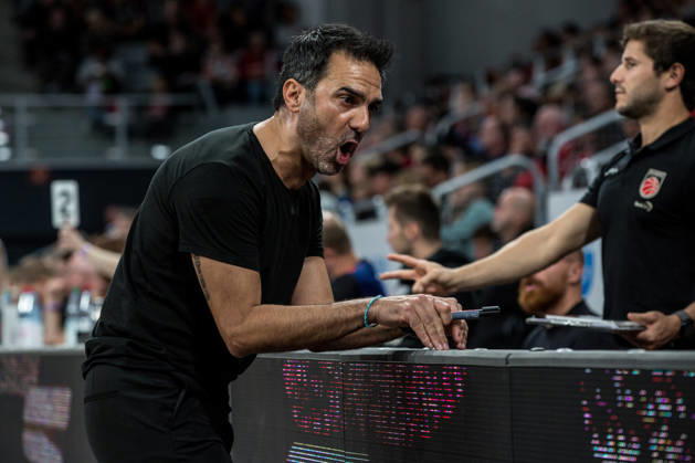 Bamberg, Deutschland 10. Oktober 2026: easyCredit BBL - 2026 2027 - 5. Spieltag - BMA365 Bamberg Baskets gegen Syntainics MBC Im Bild: Trainer Jesus Ramirez (Bamberg) gestikuliert am Spielfeld Brose Arena Bayern Copyright: xFotostandx xSchmittx