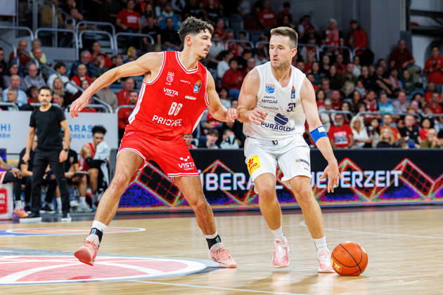 Yuval Hochstadter (BMA365 Bamberg Baskets, 66), Spencer Reaves (Syntainics MBC, 31), BMA365 Bamberg Baskets vs. Syntainics MBC, Basketball, easyCredit BBL, 5. Spieltag, 10.10.2026 BMA365 Bamberg Baskets vs. Syntainics MBC, Basketball, easyCredit BBL, 5. Spieltag, 10.10.2026 Bamberg Copyright: xEibner-Pressefoto G.xSantemizx EP_EER