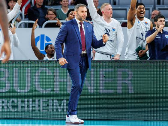 Vladimir Jovanovic (Syntainics MBC, Trainer), jubelt, Jubel, positive Emotionen, positive Emotion, BMA365 Bamberg Baskets vs. Syntainics MBC, Basketball, easyCredit BBL, 5. Spieltag, 10.10.2026 BMA365 Bamberg Baskets vs. Syntainics MBC, Basketball, easyCredit BBL, 5. Spieltag, 10.10.2026 Bamberg Copyright: xEibner-Pressefoto G.xSantemizx EP_EER