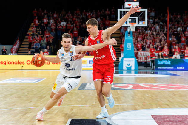 Spencer Reaves (Syntainics MBC, 31), Richard Balint (BMA365 Bamberg Baskets, 11), BMA365 Bamberg Baskets vs. Syntainics MBC, Basketball, easyCredit BBL, 5. Spieltag, 10.10.2026 BMA365 Bamberg Baskets vs. Syntainics MBC, Basketball, easyCredit BBL, 5. Spieltag, 10.10.2026 Bamberg Copyright: xEibner-Pressefoto G.xSantemizx EP_EER