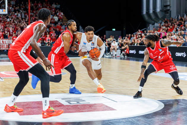 Jordan Wright (BMA365 Bamberg Baskets, 03), Kostja Mushidi (Syntainics MBC, 10), Jordan Jones (BMA365 Bamberg Baskets, 04), BMA365 Bamberg Baskets vs. Syntainics MBC, Basketball, easyCredit BBL, 5. Spieltag, 10.10.2026 BMA365 Bamberg Baskets vs. Syntainics MBC, Basketball, easyCredit BBL, 5. Spieltag, 10.10.2026 Bamberg Copyright: xEibner-Pressefoto G.xSantemizx EP_EER