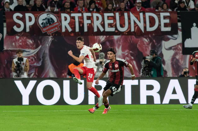 1. Fußball Bundesliga: RB Leipzig - Eintracht Frankfurt; 10.10.2026 Andrija Maksimovic (30, RB Leipzig) gegen Can Uzun (42, Eintracht Frankfurt). LEIPZIG, DEUTSCHLAND - OCTOBER 10: Bundesliga-Spiel RB Leipzig - Eintracht Frankfurt in der Red Bull Arena am 5. Spieltag der 1. Bundesliga am October 10, 2026 in Leipzig, Deutschland. DFL REGULATIONS PROHIBIT ANY USE OF PHOTOGRAPHS AS IMAGE SEQUENCES AND OR QUASI-VIDEO. Copyright: xBEAUTIFULxSPORTS JanxKaeferx