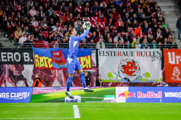 Maarten Vandevoordt (RB Leipzig, 26) haelt den Ball im Sprung, GER, RB Leipzig vs. Eintracht Frankfurt, Fussball, 1. Bundesliga Herren, 5. Spieltag, Spielzeit 2026 2027, 10.10.2026 DFL regulations prohibit any use of photographs as image sequences and or quasi-video. GER, RB Leipzig vs. Eintracht Frankfurt, Fussball, 1. Bundesliga Herren, 5. Spieltag, Spielzeit 2026 2027, 10.10.2026 Leipzig Copyright: xEibner-Pressefoto LauraxRoemerx EP_LRR