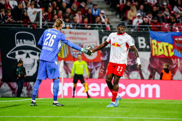 Maarten Vandevoordt (RB Leipzig, 26) und Castello Lukeba (RB Leipzig, 23) abklatschen, GER, RB Leipzig vs. Eintracht Frankfurt, Fussball, 1. Bundesliga Herren, 5. Spieltag, Spielzeit 2026 2027, 10.10.2026 DFL regulations prohibit any use of photographs as image sequences and or quasi-video. GER, RB Leipzig vs. Eintracht Frankfurt, Fussball, 1. Bundesliga Herren, 5. Spieltag, Spielzeit 2026 2027, 10.10.2026 Leipzig Copyright: xEibner-Pressefoto LauraxRoemerx EP_LRR