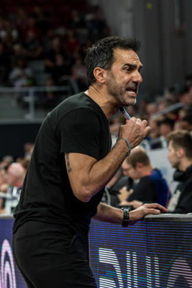 Bamberg, Deutschland 10. Oktober 2026: easyCredit BBL - 2026 2027 - 5. Spieltag - BMA365 Bamberg Baskets gegen Syntainics MBC Im Bild: Trainer Jesus Ramirez (Bamberg) gestikuliert am Spielfeld Brose Arena Bayern Copyright: xFotostandx xSchmittx