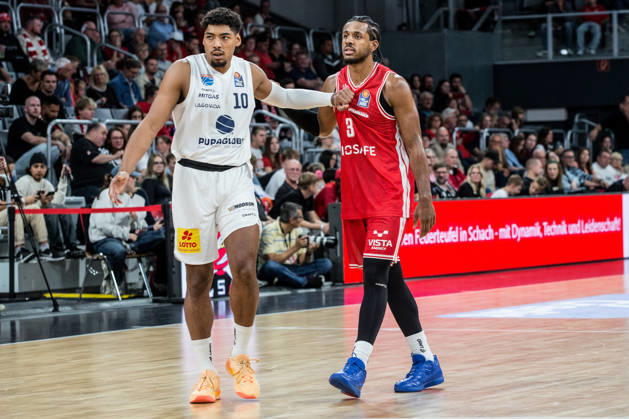 Bamberg, Deutschland 10. Oktober 2026: easyCredit BBL - 2026 2027 - 5. Spieltag - BMA365 Bamberg Baskets gegen Syntainics MBC Im Bild: v. li. Kostja Mushidi (MBC Weißenfels) gegen Jordan Wright (Bamberg) Brose Arena Bayern Copyright: xFotostandx xSchmittx