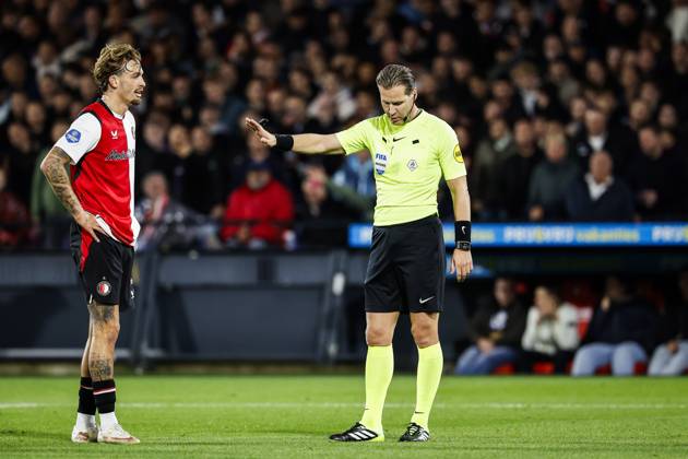 ROTTERDAM - (lr) Luciano Valente of Feyenoord, Referee Danny Makkelie during the Dutch Eredivisie match between Feyenoord and AZ Alkmaar at Feyenoord stadium De Kuip on 10 October 2026 in Rotterdam, the Netherlands. BAS CZERWINSKI ANP Eredivisie 2026 27 xVIxANPxSportx xxANPxIVx 572044861 originalFilename: 572044861.jpg