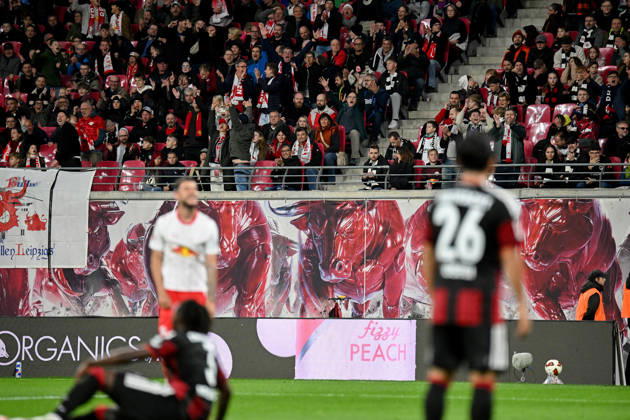 Fußball I Herren I Saison 2026-2027 I Bundesliga I 5. Spieltag I RB Leipzig - Eintracht Frankfurt I 10.10.2026 Fan von RB Leipzig jubeln neben enttäuschten Fan von Eintracht Frankfurt. Leipzig Red Bull Arena Sachsen Deutschland Copyright: xLobeca InesxHähnelx
