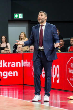 Bamberg, Deutschland 10. Oktober 2026: easyCredit BBL - 2026 2027 - 5. Spieltag - BMA365 Bamberg Baskets gegen Syntainics MBC Im Bild: Trainer Vladimir Jovanovic (MBC Weißenfels) gestikuliert mit den Händen Brose Arena Bayern Copyright: xFotostandx xSchmittx