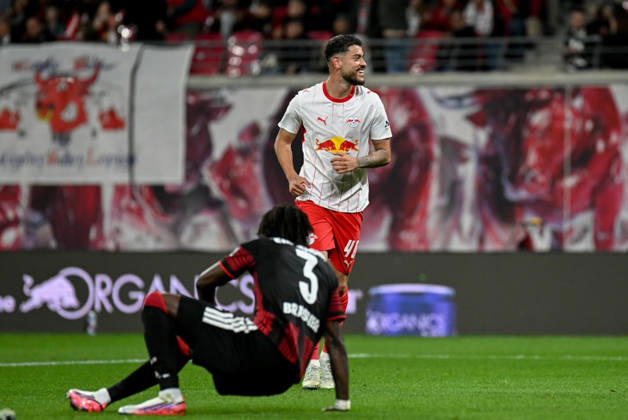 Fußball I Herren I Saison 2026-2027 I Bundesliga I 5. Spieltag I RB Leipzig - Eintracht Frankfurt I 10.10.2026 Lilian Brassier (3, Eintracht Frankfurt) sitzt am Boden während Romulo Cardoso Da Cruz (40, RB Leipzig) nach dem 4. Tor in der 1. Halbzeit jubelt Leipzig Red Bull Arena Sachsen Deutschland Copyright: xLobeca InesxHähnelx