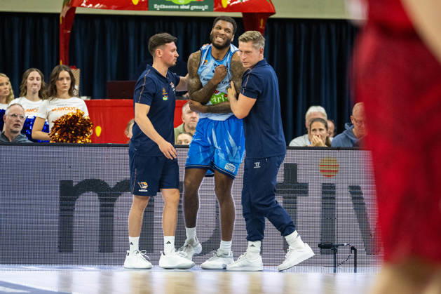 Rostock, Deutschland 10. Oktober 2026: easyCredit BBL - 2026 2027 - 5. Spieltag - Rostock Seawolves gegen Fitness First Würzburg Baskets Im Bild: Todd Withers (Rostock SEAWOLVES) muss verletzt raus Copyright: xFotostandx xVoelkerx