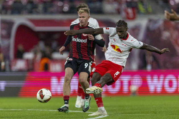GER, Leipzig, Fussball, Bundesliga, 5. Spieltag, RB Leipzig vs. Eintracht Frankfurt im Bild v.l.: Ezechiel Banzuzi (RB Leipzig 06), Aktion mit Ball , Schuss 10.10.2026, Red-Bull Arena Leipzig DFL DFB REGULATIONS PROHIBIT ANY USE OF PHOTOGRAPHS AS IMAGE SEQUENCES AND OR QUASI-VIDEO, Leipzig Red-Bull Arena Sachsen Germany Copyright: xPaulxFritzx