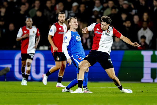 ROTTERDAM - AZ Alkmaar midfielder Peer Koopmeiners, SC Feyenoord Rotterdam forward Nacho Ferri during the Vriendenloterij Eredivisie match between Feyenoord and AZ at De Kuip on 10 oktober 2026 in Rotterdam, Nederland. (Photo by DeFodi Images) -