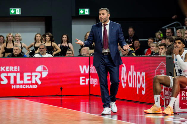 Bamberg, Deutschland 10. Oktober 2026: easyCredit BBL - 2026 2027 - 5. Spieltag - BMA365 Bamberg Baskets gegen Syntainics MBC Im Bild: Trainer Vladimir Jovanovic (MBC Weißenfels) gestikuliert mit den Händen Fassungslos Brose Arena Bayern Copyright: xFotostandx xSchmittx