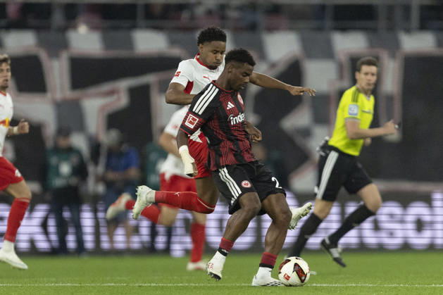 GER, Leipzig, Fussball, Bundesliga, 5. Spieltag, RB Leipzig vs. Eintracht Frankfurt im Bild v.l.: Christopher Nkunku (RB Leipzig 28), Raphael Onyedika (Eintracht Frankfurt 25), Zweikampf 10.10.2026, Red-Bull Arena Leipzig DFL DFB REGULATIONS PROHIBIT ANY USE OF PHOTOGRAPHS AS IMAGE SEQUENCES AND OR QUASI-VIDEO, Leipzig Red-Bull Arena Sachsen Germany Copyright: xPaulxFritzx