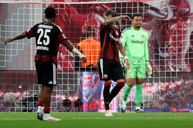 10.10.2026, xgox, Fussball 1.Bundesliga, RB Leipzig - Eintracht Frankfurt v.l. Raphael Onyedika (Eintracht Frankfurt) Robin Koch (Eintracht Frankfurt) Noah Atubolu (Eintracht Frankfurt) Enttäuscht, traurig, frustriert, ratlos, (DFL DFB REGULATIONS PROHIBIT ANY USE OF PHOTOGRAPHS as IMAGE SEQUENCES and or QUASI-VIDEO) Leipzig