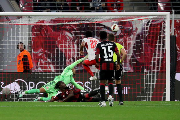 10.10.2026, xgox, Fussball 1.Bundesliga, RB Leipzig - Eintracht Frankfurt v.l. Christopher Nkunku (RB Leipzig) Torschuetze, erzielt das Tor, Treffer, scores the goal 4:0 Noah Atubolu (Eintracht Frankfurt) (DFL DFB REGULATIONS PROHIBIT ANY USE OF PHOTOGRAPHS as IMAGE SEQUENCES and or QUASI-VIDEO) Leipzig