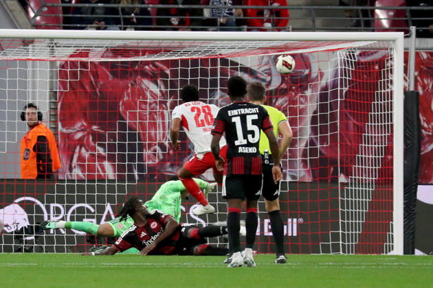 10.10.2026, xgox, Fussball 1.Bundesliga, RB Leipzig - Eintracht Frankfurt v.l. Christopher Nkunku (RB Leipzig) Torschuetze, erzielt das Tor, Treffer, scores the goal 4:0 Noah Atubolu (Eintracht Frankfurt) (DFL DFB REGULATIONS PROHIBIT ANY USE OF PHOTOGRAPHS as IMAGE SEQUENCES and or QUASI-VIDEO) Leipzig