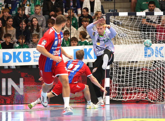 10.10.2026, Deutschland, Göppingen, Handball Opel HBL Bundesliga, FRISCH AUF! Göppingen vs. SG BBM Bietigheim, v.l. Till Hermann (BBM), Kristian Saeveras (FAG)