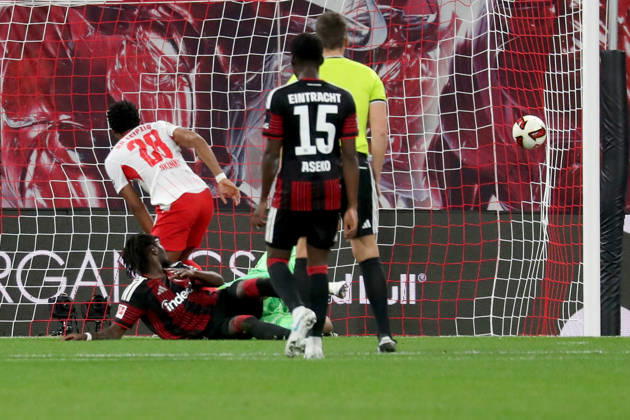 10.10.2026, xgox, Fussball 1.Bundesliga, RB Leipzig - Eintracht Frankfurt v.l. Christopher Nkunku (RB Leipzig) Torschuetze, erzielt das Tor, Treffer, scores the goal 4:0 Noah Atubolu (Eintracht Frankfurt) (DFL DFB REGULATIONS PROHIBIT ANY USE OF PHOTOGRAPHS as IMAGE SEQUENCES and or QUASI-VIDEO) Leipzig