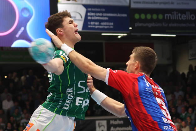 10.10.2026, Deutschland, Göppingen, Handball Opel HBL Bundesliga, FRISCH AUF! Göppingen vs. SG BBM Bietigheim, v.l. Elias Newel (FAG), Nikola Vlahovic (BBM)