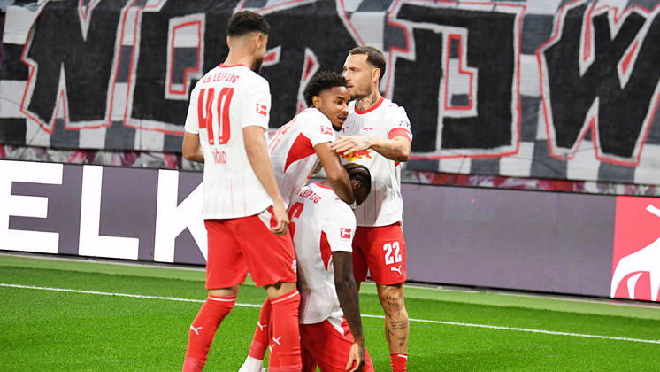 Fußball Bundesliga, Saison 2026 2027, 5. Spieltag, RB Leipzig vs. SGE Eintracht Frankfurt (10.10.2026) Tor von Torschütze Ezechiel Banzuzi (Zentrales Mittelfeld RB Leipzig, Rückennummer 6) zum 1:0 beim Bundesliga-Spiel Leipzig gegen Eintracht Frankfurt (10.10.2026). Mit Banzuzi jubeln Rômulo (Mittelstürmer RB Leipzig, Rückennummer 40) , Christopher Nkunku (Mittelstürmer RB Leipzig, Rückennummer 28), David Raum (Linker Verteidiger RB Leipzig, Rückennummer 22). Leipzig Sachsen Deutschland Red-Bull Arena