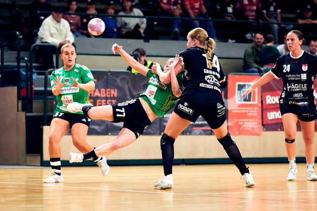 LEONI BASSINER (Fuechse Berlin, 77), Nora Erhardt (SG Nuertingen-Zizishausen, 14), ANOUK NIEUWENWEG (Fuechse Berlin, 47), Lisa Fuchs (SG Nuertingen-Zizishausen, 24), GER, 2. Handball - Bundesliga Frauen, Fuechse Berlin vs. SG Nuertingen-Zizishausen, Saison 2026 27, 5. Spieltag, 10.10.2026 GER, 2. Handball - Bundesliga Frauen, Fuechse Berlin vs. SG Nuertingen-Zizishausen, Saison 2026 27, 5. Spieltag, 10.10.2026 Berlin