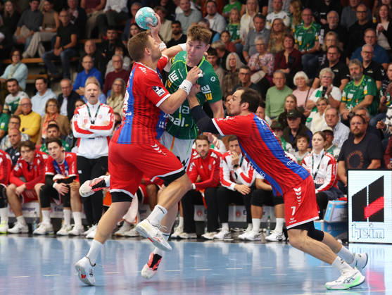 10.10.2026, Deutschland, Göppingen, Handball Opel HBL Bundesliga, FRISCH AUF! Göppingen vs. SG BBM Bietigheim, v.l. Fabian Wiederstein (BBM), Oskar Sunnefeldt (FAG), Dominik Claus (BBM)