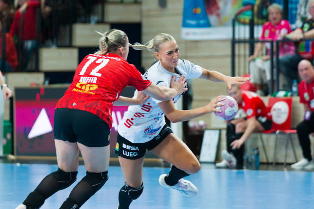 Ilona Kieffer (Halle, 72), Julia Niewiadomska (Zwickau, 44), SV Union Halle-Neustadt vs. BSV Sachsen Zwickau, Handball Bundesliga Frauen, 1. Bundesliga 5. Spieltag Saison 2026 27, 10.10.2026 Halle SWH Arena Sachsen-Anhalt Deutschland