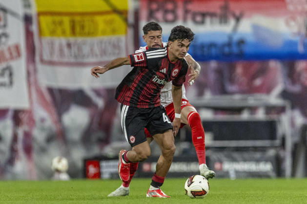 GER, Leipzig, Fussball, Bundesliga, 5. Spieltag, RB Leipzig vs. Eintracht Frankfurt im Bild v.l.: Can Uzun (Eintracht Frankfurt 42), Romulo Cardoso (RB Leipzig 40), Zweikampf 10.10.2026, Red-Bull Arena Leipzig DFL DFB REGULATIONS PROHIBIT ANY USE OF PHOTOGRAPHS AS IMAGE SEQUENCES AND OR QUASI-VIDEO, Leipzig Red-Bull Arena Sachsen Germany Copyright: xPaulxFritzx