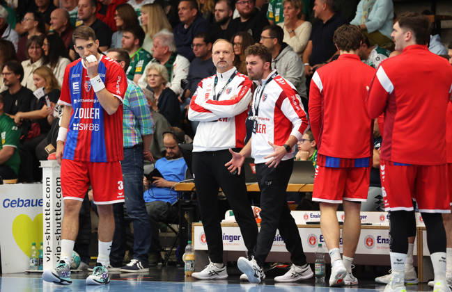 10.10.2026, Deutschland, Göppingen, Handball Opel HBL Bundesliga, FRISCH AUF! Göppingen vs. SG BBM Bietigheim, BBM Trainer Hartmut Mayerhoffer, Manuel Schmidt (BBM)