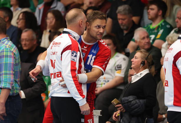 10.10.2026, Deutschland, Göppingen, Handball Opel HBL Bundesliga, FRISCH AUF! Göppingen vs. SG BBM Bietigheim, BBM Trainer Hartmut Mayerhoffer, Fabian Wiederstein (BBM)