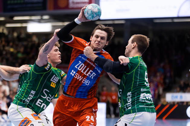 Maxim ORLOV (SG BBM Bietigheim, 24) im Zweikampf gegen Victor KLOEVE (FRISCH AUF! Goeppingen, 07) und Max BENEKE (FRISCH AUF! Goeppingen, 09) GER, FRISCH AUF! Goeppingen vs. SG BBM Bietigheim, Handball, Bundesliga, OPEL HBL, 8. Spieltag, Spielzeit 2026 2027, 10.10.2026, GER, FRISCH AUF! Goeppingen vs. SG BBM Bietigheim, Handball, Bundesliga, OPEL HBL, 8. Spieltag, Spielzeit 2026 2027, 10.10.2026, Goeppingen Copyright: xEibnerxPressefoto OliverxSchmidtx EP_OST